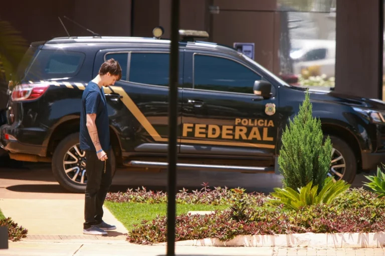 “Está muito mal”, diz Jair Renan após visitar Bolsonaro na prisão