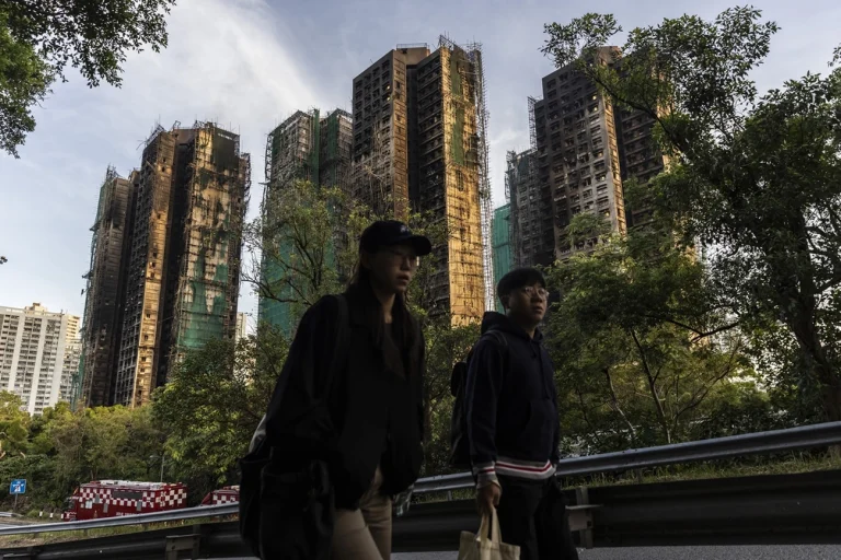 Após tragédia em Hong Kong, China inicia inspeções em prédios altos