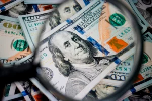 Dólar abre estável com mercado à espera de falas de Galípolo e Powell