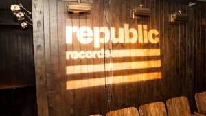 Gravadora de The Weeknd e Ariana Grande aposta em jogo de luta musical