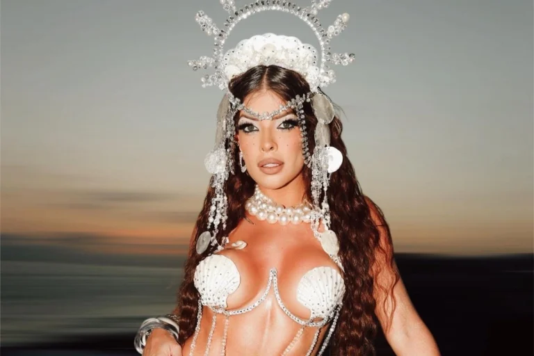 Jaquelline Grohalski usa acessório de 4 kg para evento de samba no Rio