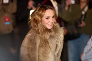 Sylvie Grateau, de Emily em Paris, redefine relacionamentos hoje com liberdade sexual