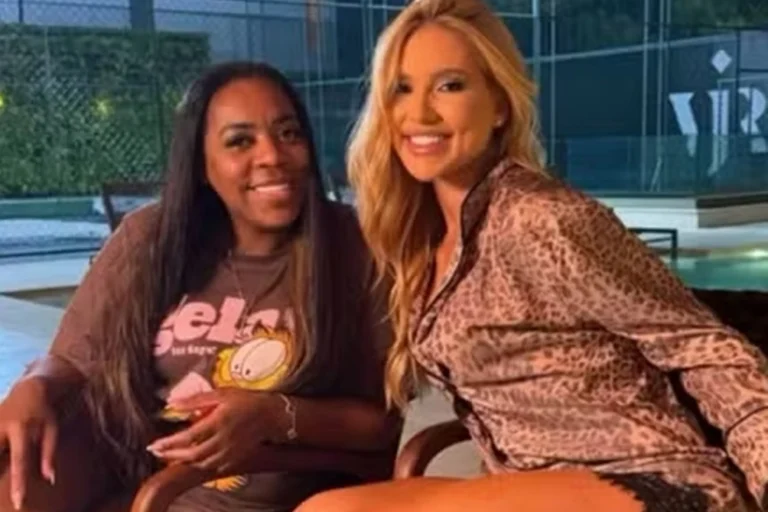 Virginia Fonseca curte minidesfile da Grande Rio ao lado da sogra.Veja ovídeo