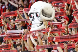 Agora Athletico joga na Arena da Baixada apenas com mulheres e crianças