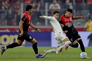 Athletico-PR vence Santos nos acréscimos e chega a 100% no Brasileirão hoje