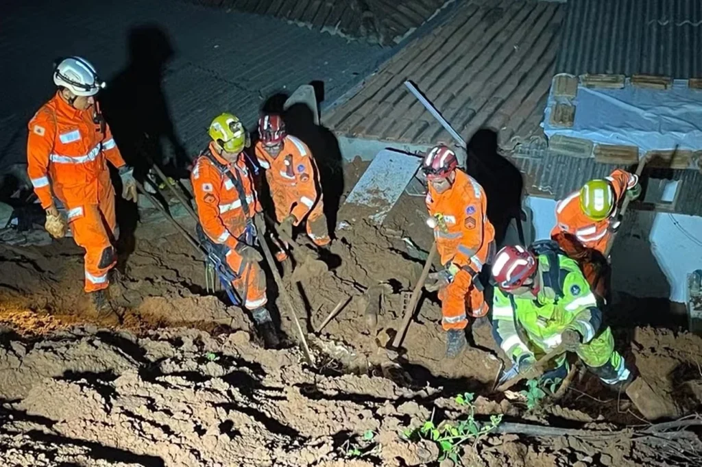 Três da mesma família morrem em desabamento em Mendes Pimentel hoje com fortes chuvas